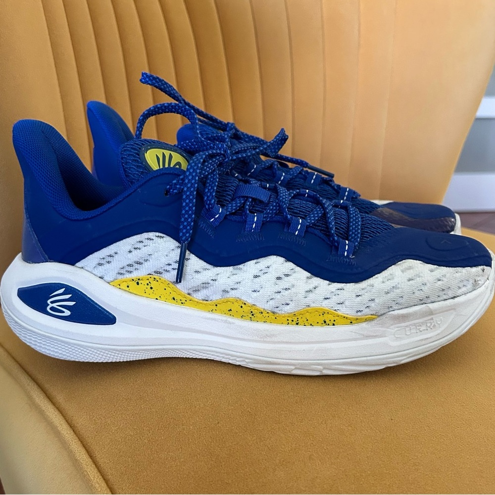 Under Armour Curry Flow Size 7 youth Blue and Yellow Athletic Shoes - Picture 2 of 6